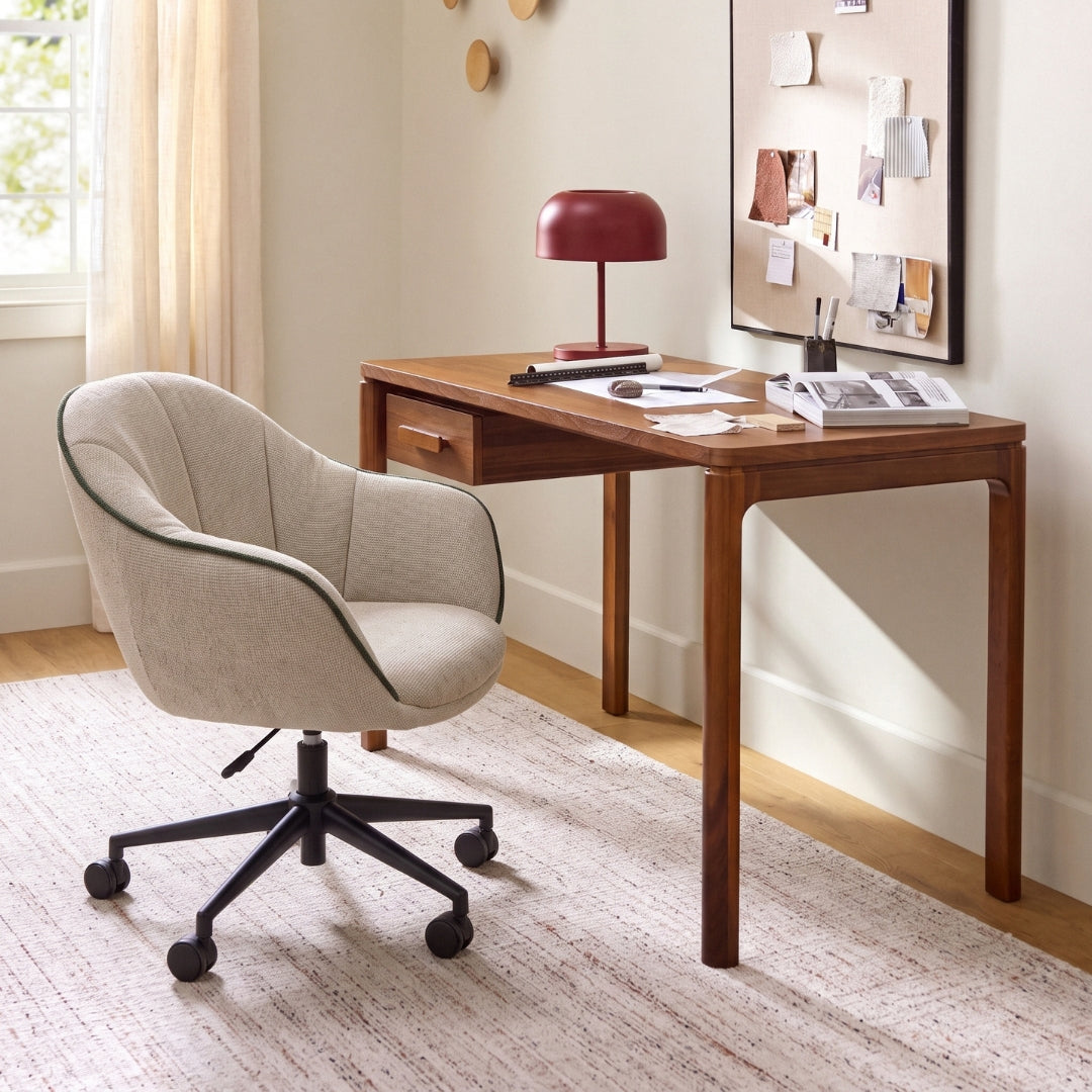 Silla giratoria beige con ribete verde – ambientada