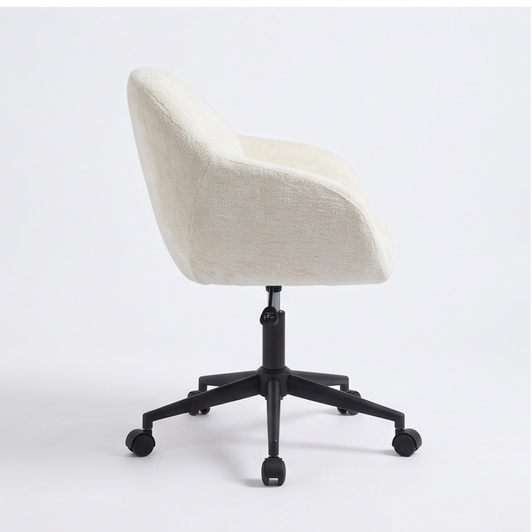 Silla giratoria bouclé crema – vista trasera lateral