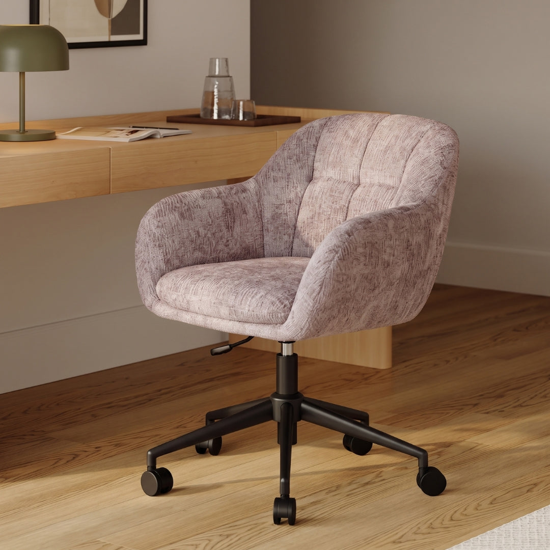 Silla giratoria de chenilla rosa – ambientada
