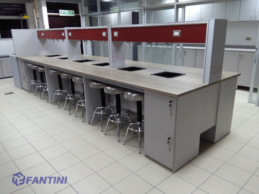 Laboratorio con mesas de trabajo