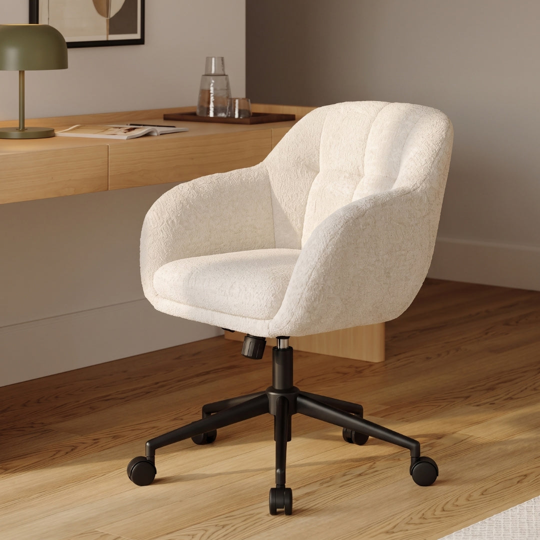 Silla giratoria bouclé crema – ambientada