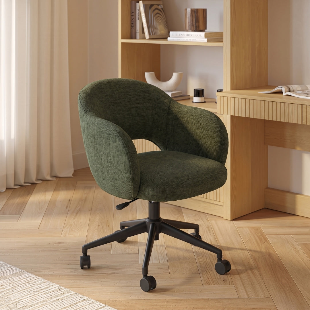 Silla giratoria verde con respaldo abierto – ambientada