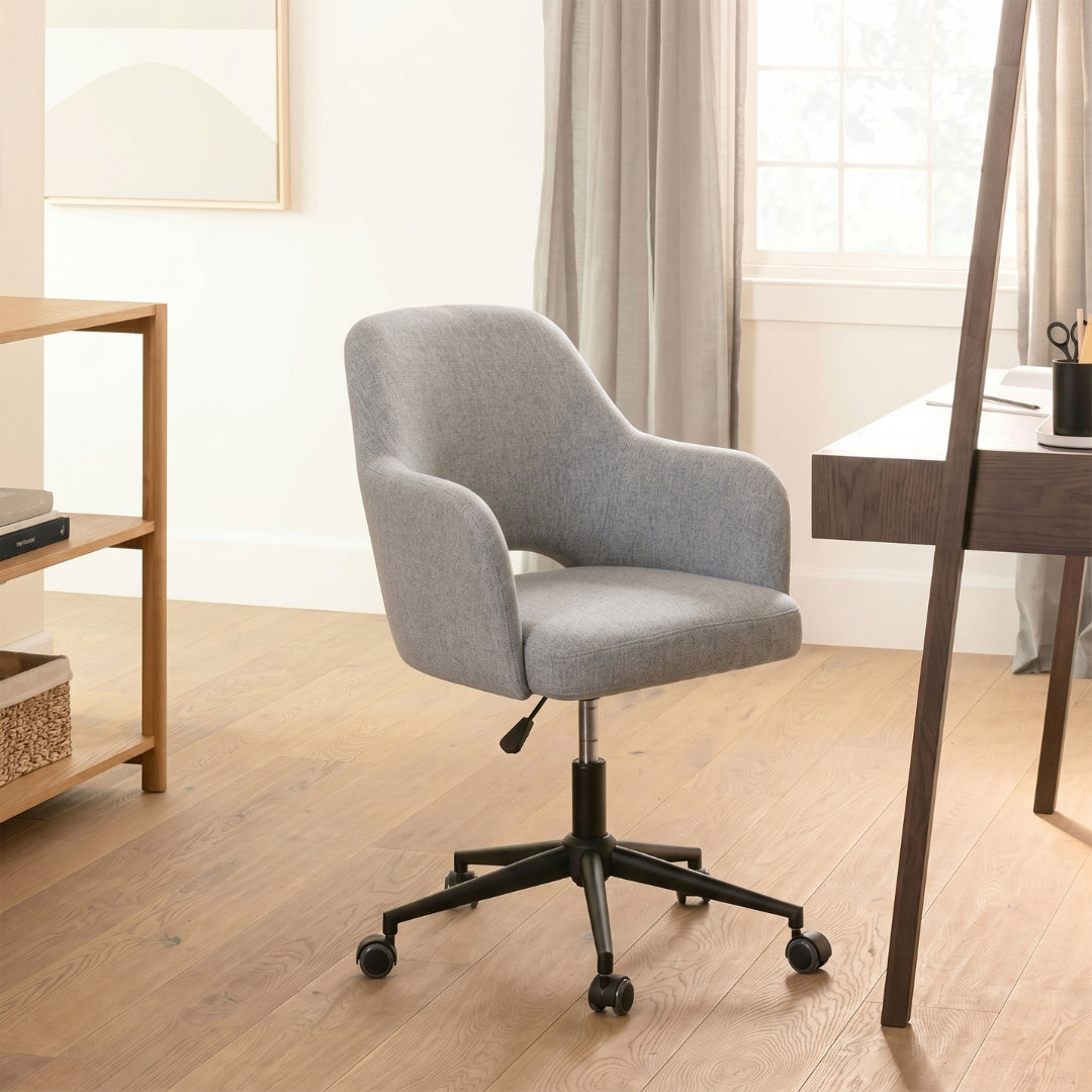 Silla giratoria gris con respaldo abierto – ambientada