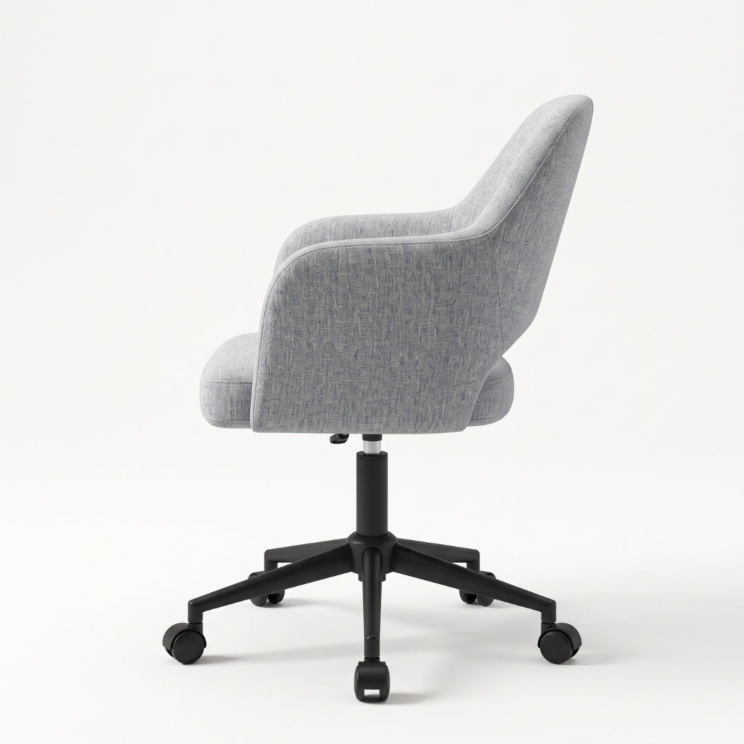 Silla giratoria gris con respaldo abierto – vista lateral opuesta