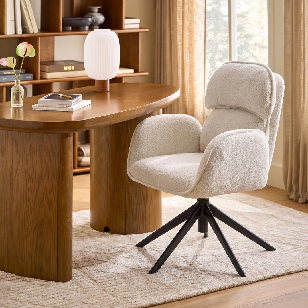Silla giratoria bouclé crema con cabecera – ambientada